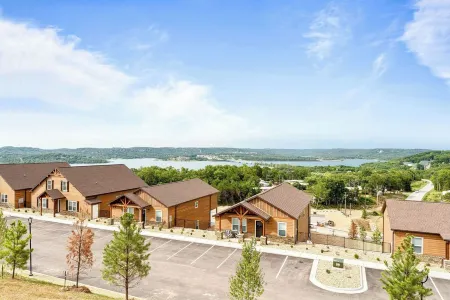 NEW! LAZY RIVER+Pools+Hot Tub+Game Rm+Theater Rm+Arcade, LAKE Views, Sleeps 22