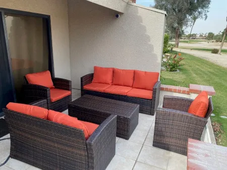 Palm Desert retreat right on the golf course with King en-suite Отели рядом с достопримечательностью «Палм-Дезерт Палмс»