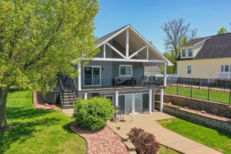 Cozy LakeHouse on Baldwin Lake, Great outdoor space with Boat Rental Available!