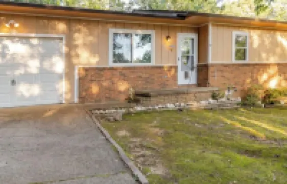 Pet-Friendly 3-bedroom neighborhood home close to shopping, lake and river 希伯酒店