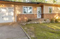 Pet-Friendly 3-bedroom neighborhood home close to shopping, lake and river