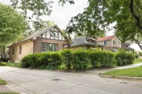 Cozy 4-bedroom house in adorable Evanston with WiFi, AC