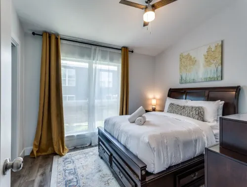 Minutes to trendy spots, free parking, new inside!