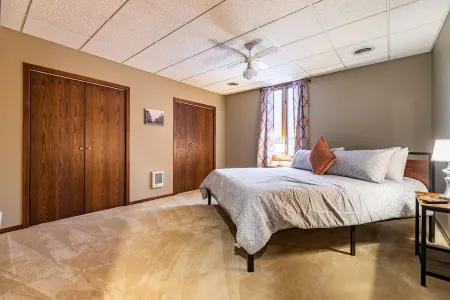 Historic Downtown Top Floor 2BR Apartment