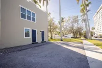 Downtown Bradenton Gem: 3-Bed Luxury Haven