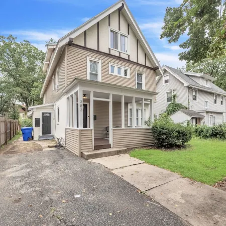 Beautiful 4BR 2 Bathroom House with Parking