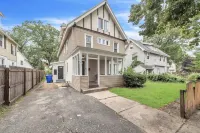 Beautiful 4BR 2 Bathroom House with Parking - Boutique