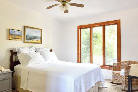 Walk to the beach from this cozy birder cottage! 3beds, 2ba Отели рядом с достопримечательностью «Cape May Lighthouse»