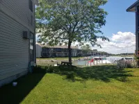Clean, beautiful condo by Lake Erie! Perfect getaway for a family of four.