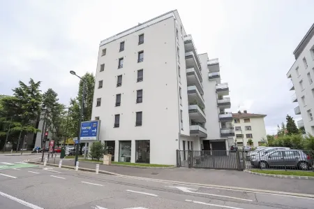 T2 Av des Romain ★ Cosy ★ Centre ★ Terrasse ★ Gare Отели рядом с достопримечательностью «Notre-Dame de Liesse»