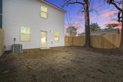 Central location - Dog Friendly w/ YARD3 鄰近Aviation Square Shopping Center的酒店