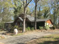 Queen Bed in Farmhouse on rural sheep and goat farm Hotels near Kroger