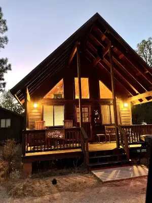 Cabin w/ loft, private hot tub, and star-gazing deck! Sleeps 6!