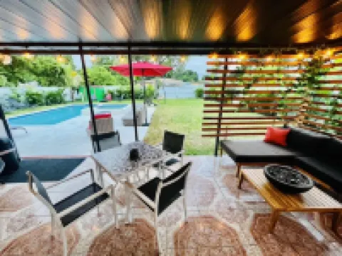 Modern Vacation Home with pool- Conveniently located to Restaurants & Beach Hotels in North Miami