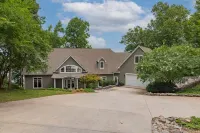 Firefly Bay - Amazing Views, Hot Tub, Main Lake, Pet Friendly