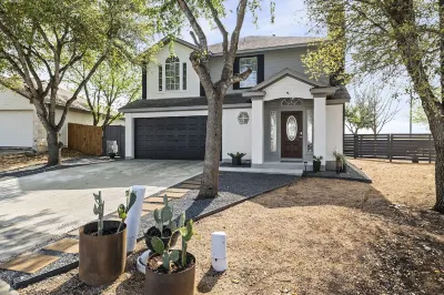 Near CTOA: Spacious Stylish and Comfort Retreat Hotels near Austin–Bergstrom International Airport