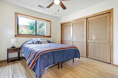 5 min  to Old Town - Prime location - Game Room - gated parking Hotels near ABQ BioPark - Botanic Garden