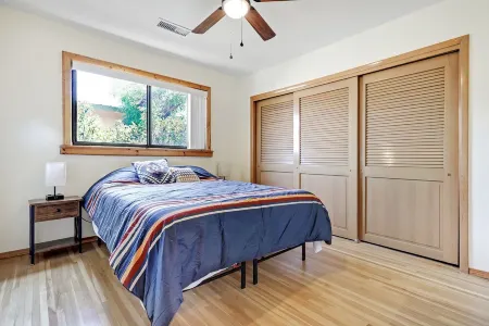 5 min  to Old Town - Prime location - Game Room - gated parking Отели рядом с достопримечательностью «Альбукерке Ботаникал Гарден»