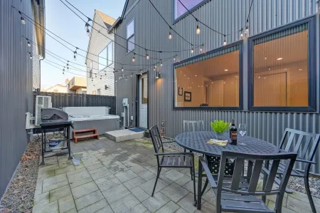 Sherman Suite - Steps to Downtown, Lake CDA! Hot-Tub, Pet & Family Friendly