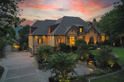 Supreme Luxury for Big Families Hotels near First Presbyterian Church