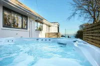 Newly renovated 4 en-suite bedrooms, panoramic sea views, Hot Tub, EV charger - balcony