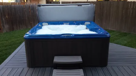 Summer Escape or Winter Wonderland. Private Hottub, 1 mi from downtown Whitefish