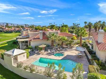 Stunning 3-Bedroom Condo at Desert Falls CC Отели рядом с достопримечательностью «40868 Ave Solana»