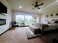 THE FAIRWAY: Modern 3BR with beautiful golf course views and convenient location Отели рядом со станцией Longview Amtrak Station