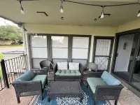 Roomy 3bed/2bath by Lake Travis with community pool, pets welcome!