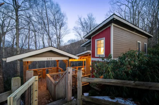 Rustic & cozy, 3 decks w/ loft, 10 min to downtown