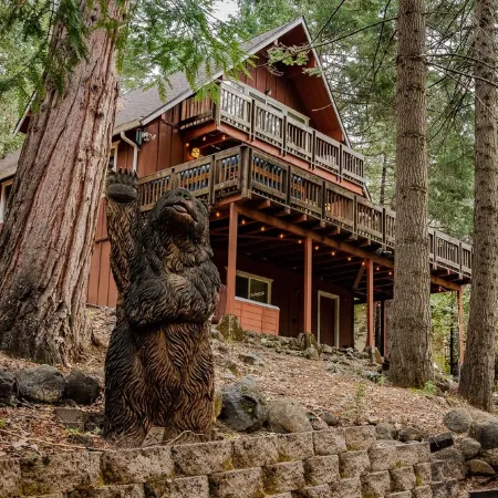 Cedar Retreat with Hot Tub, Sauna & Lake Access