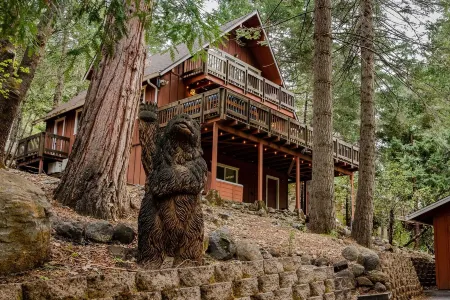 Cedar Retreat with Hot Tub, Sauna & Lake Access