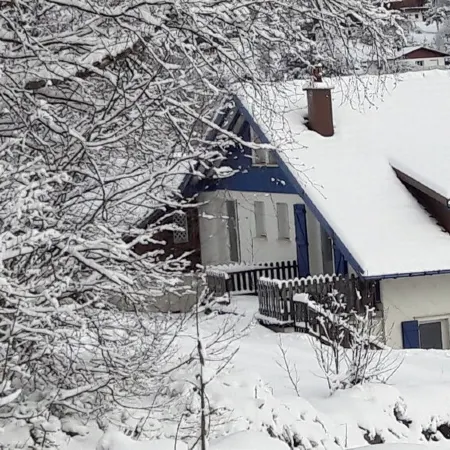 Independent apartment in house facing south over the lake