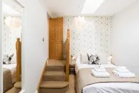 Malvern Wells Apartment with Lovely Balcony Views
