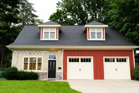 Pristine Two bedroom getaway near Lake Express Ferry & Lake Michigan Отели рядом с достопримечательностью «Беюкма Плейфилд»