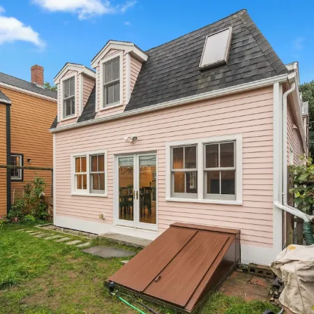Entire 4BR 2 Bath Home l Minutes to Downtown Salem