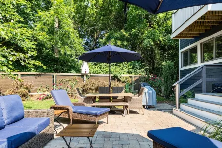 Enjoy Newport, stunning beaches, hot-tub, & relax at the lovely Coastal Hideaway Отели рядом с достопримечательностью «Терд Бич»