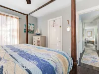Super Fun Family Bungalow - Hot Tub - Yard Games - Seasonal Cowboy pool Hotels in Bellview