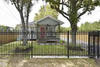 Cheerful Bungalow Hotels in North Houston