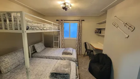 Updated Higgins Cottage w/ AC - Walking Distance to Higgins & Boat Parking