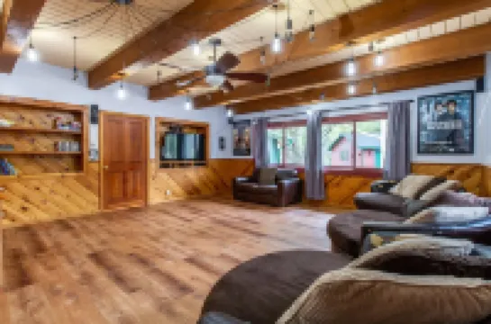 Perfect for Family Gatherings: Lakeside Beauty - 6Bdrm with Pool & Spa