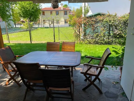 Spacious and bright apartment with garden in central area Отели в г. Одерцо