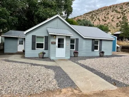 Newly remodeled cottage with King beds, and A/C