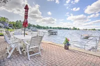 Cheerful lakefront cottage with kayaks and fire pit