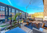 Luxurious 3 BR Distillery District Townhouse - Eight Belles