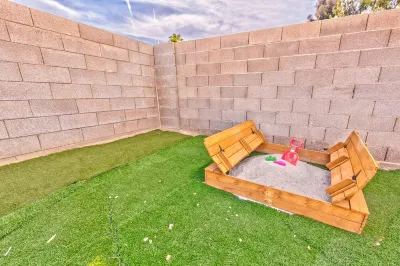 5 stars Villa! Modern! Central! Big Pool & Back Yard! Enjoy. فنادق في 