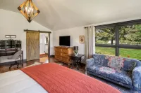 Beautiful Log Farmhouse in Paradise Valley, Montana Hotel a Park County