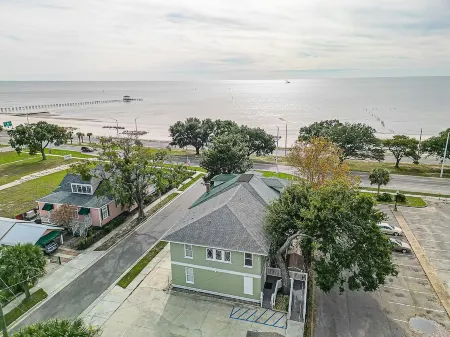 Beautiful Beach Duplex sleeps 6 Отели рядом с Keesler Air Force Base