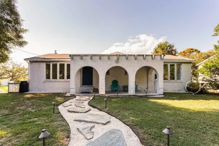 The Cosmic Folly Space Ranch Отели рядом с достопримечательностью «Спортивная площадка Уэйв Уотч»