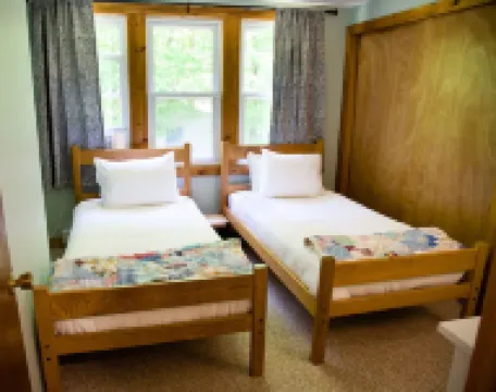 Bubar Barn - screen porch, deck, + parking